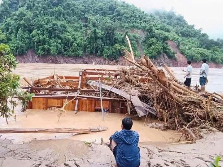 Mỹ Lý sau một ngày bị lũ cày nát: Người dân bới bùn tìm lại cuộc sống đã mất - 7