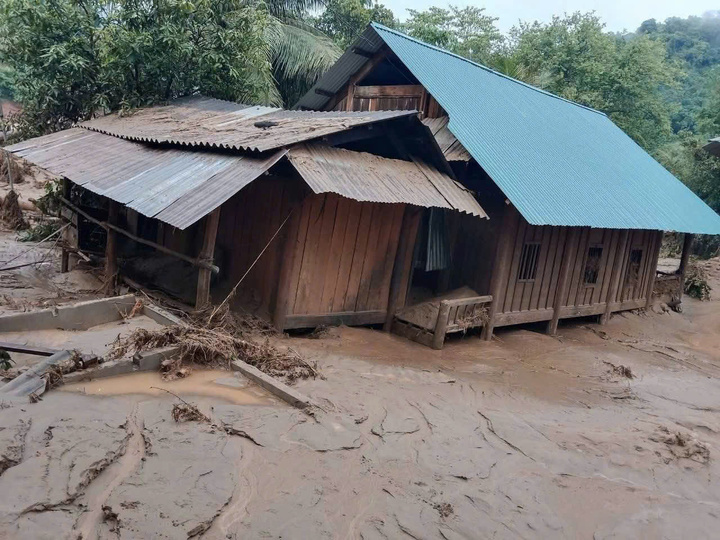 Mỹ Lý sau một ngày bị lũ cày nát: Người dân bới bùn tìm lại cuộc sống đã mất - 5
