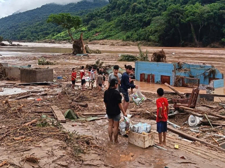 Nước rút, những đứa trẻ chưa hiểu hết tổn thất nhưng tay trần bới bùn tìm lại sách vở, quần áo, đồ đạc cá nhân.