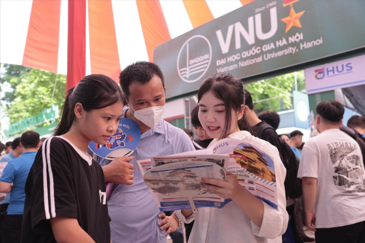 Thí sinh tìm hiểu thông tin đăng kí nguyện vọng tuyển sinh đại học năm 2025. (Ảnh: Như ý)