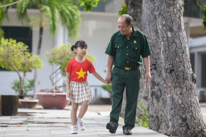 Thượng sĩ Nguyễn Chí Tường cùng con một nhân viên Vinamilk tại Trung tâm Điều dưỡng Thương binh và Người có công Long Đất. (Ảnh: Thanh Bình).