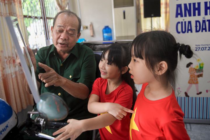 Những bức tranh do con em nhân viên Vinamilk vẽ trở thành cầu nối gắn kết quá khứ với tương lai. (Ảnh: Thanh Bình).