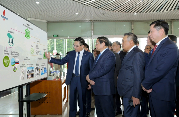 Lãnh đạo Petrovietnam báo cáo Thủ tướng Phạm Minh Chính về nghiên cứu thu hồi và lưu trữ CO2 của VPI.