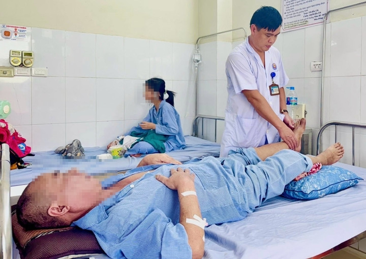 Bác sĩ khám lại cho bệnh nhân. (Ảnh: BVCC)