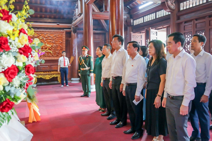 Phó Chủ tịch Quốc hội Nguyễn Khắc Định và đoàn công tác dâng hoa tưởng niệm Chủ tịch Hồ Chí Minh tại Đền thờ Bác Hồ, phường Trà Lý. (Ảnh: Báo Hưng Yên)