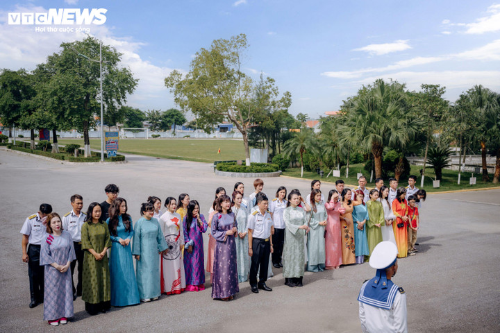 Đoàn công tác dâng hương các Anh hùng liệt sĩ của Lữ đoàn 126.