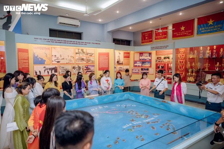 Tham quan phòng truyền thống Lữ đoàn và các chiến công tiêu biểu của đơn vị.