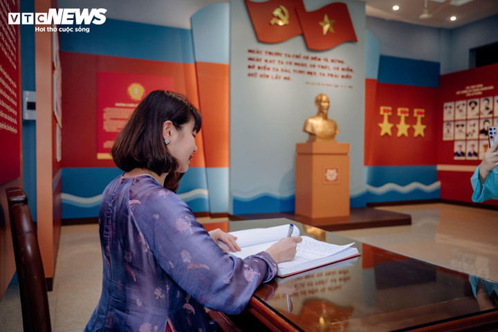 Đại biểu đoàn công tác lưu lại cảm xúc khi về thăm Lữ đoàn.