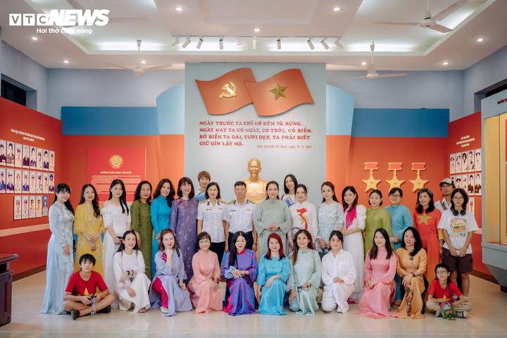 Đoàn công tác chụp ảnh lưu niệm tại nhà truyền thống Lữ đoàn 126