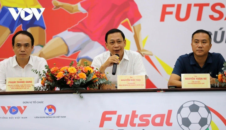 Ban Tổ chức trả lời câu hỏi của các phóng viên.