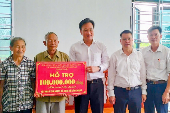 Lãnh đạo tỉnh Hưng Yên trao kinh phí hỗ trợ xây nhà ở tặng thương binh Đào Xuân Thành, xã Thư Vũ. (Ảnh: Báo Hưng Yên)