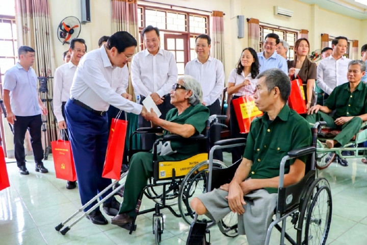Trưởng ban Nội chính Trung ương Phan Đình Trạc và đoàn công tác trao quà tặng các thương binh đang điều trị tại Trung tâm Điều dưỡng, chăm sóc người có công (Vũ Thư). (Ảnh: Báo Hưng Yên)