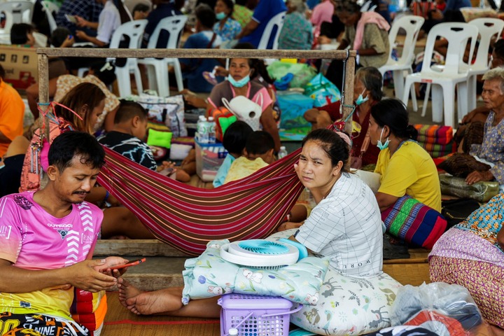 Người dân sơ tán trong căng thẳng Thái Lan - Campuchia. (Ảnh: Reuters)