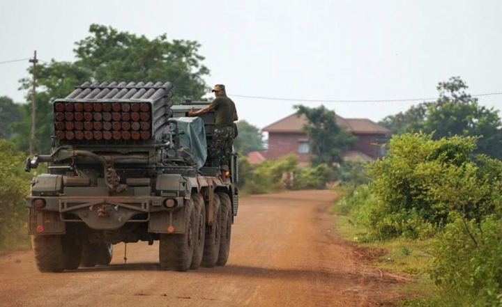 Binh sỹ Campuchia đứng trên bệ phóng tên lửa đa nòng BM-21 Grad. (Ảnh: Reuters)