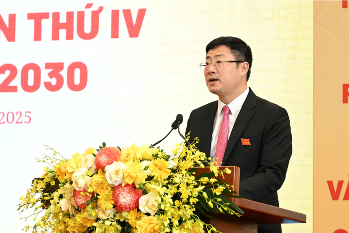 Ông Hà Quang Hoà – Phó Bí thư Đảng uỷ, Tổng Giám đốc Vinataba - Báo cáo tại Đại hội.