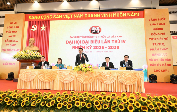 Đoàn Chủ tịch điều hành Đại hội Đảng bộ Vinataba.