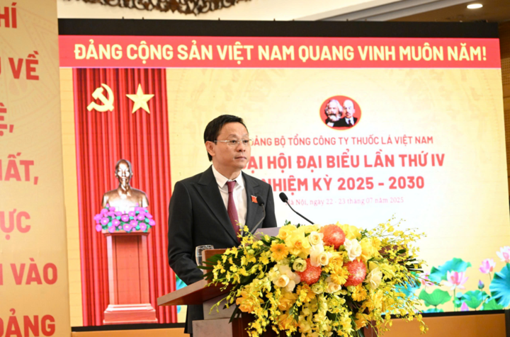Ông Hồ Lê Nghĩa, Bí thư Đảng ủy, Chủ tịch HĐTV Vinataba phát biểu tại Đại hội.