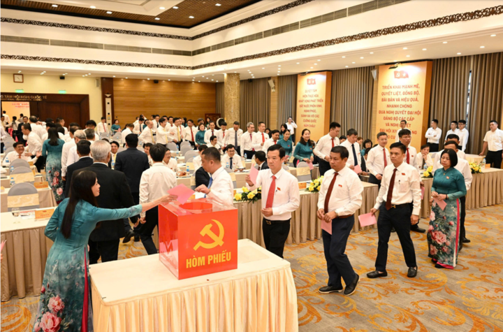 Các đại biểu bỏ phiếu tại Đại hội.