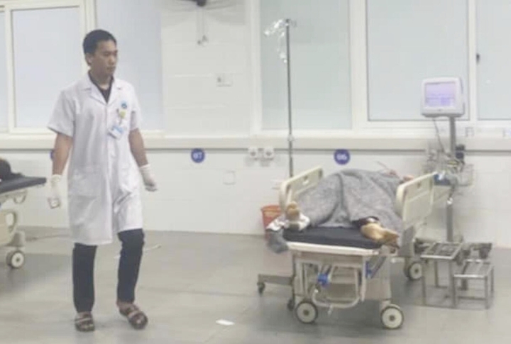 Những người bị thương trong vụ lật xe khách đang được điều trị tích cực tại Bệnh viện Đa khoa khu vực thị xã Kỳ Anh (Hà Tĩnh).