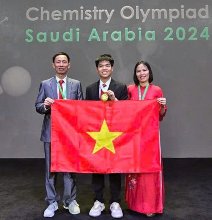 Em Nguyễn Hữu Tiến Hưng giành huy chương vàng Olympic Hóa học quốc tế năm 2024. (Ảnh: NTCC)
