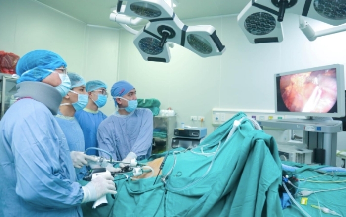 PGS.TS Phạm Hoàng Hà – Trưởng khoa Phẫu thuật Tiêu hóa và e kíp thực hiện phẫu thuật nội soi.