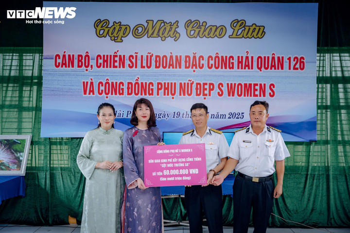 Cộng đồng S Women S trao tặng kinh phí xây dựng cột mốc chủ quyền Trường Sa cho Ban chỉ huy Lữ đoàn 126.