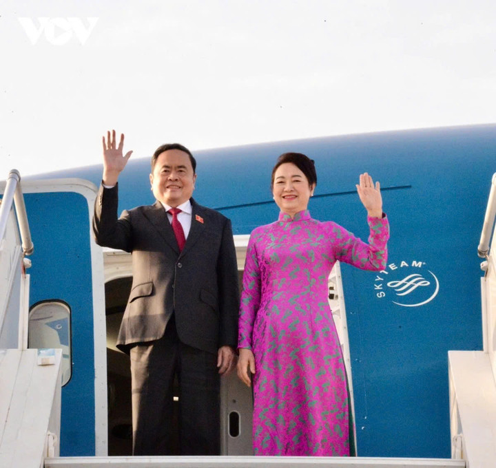 Chủ tịch Hạ viện Ma-rốc Talbi El Alami đón Chủ tịch Quốc hội và Phu nhân cùng Đoàn đại biểu cấp cao Việt Nam tại sân bay Salé Rabat 24/7.