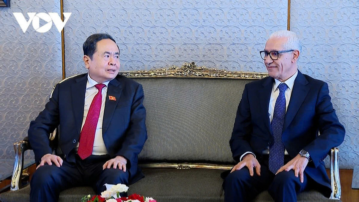 Chủ tịch Hạ viện Ma-rốc Talbi El Alami đón Chủ tịch Quốc hội và Phu nhân cùng Đoàn đại biểu cấp cao Việt Nam.