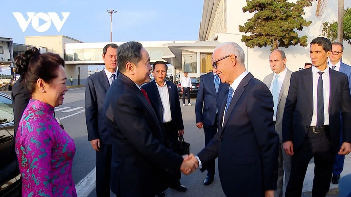 Chủ tịch Hạ viện Ma-rốc Talbi El Alami đón Chủ tịch Quốc hội và Phu nhân cùng Đoàn đại biểu cấp cao Việt Nam tại sân bay Salé Rabat.