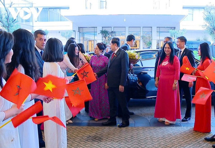 Chủ tịch Quốc hội và Phu nhân cùng Đoàn đại biểu cấp cao Việt Nam tại sân bay Salé Rabat.