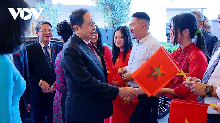 Chủ tịch Quốc hội và Phu nhân cùng Đoàn đại biểu cấp cao Việt Nam tại sân bay Salé Rabat.