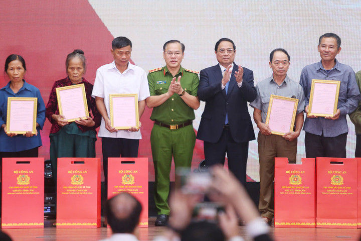 Thủ tướng trao Thông báo kết quả giám định ADN hài cốt liệt sĩ cho đại diện thân nhân các gia đình liệt sĩ.