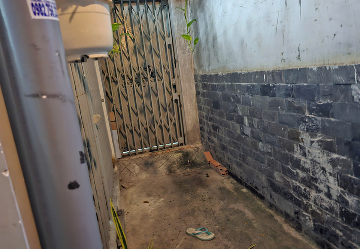 Vị trí vứt vali chứa thi thể người là hẻm nhỏ cụt gần cạnh nhà nghi can. (Ảnh: B.T)