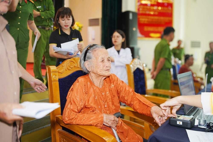 Kỹ thuật viên của GeneStory triển khai lấy mẫu ADN tại địa phương sinh sống của từng thân nhân liệt sĩ.