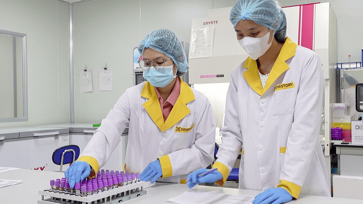 Kỹ thuật viên phòng Lab của GeneStory triển khai tách chiết ADN góp phần lưu trữ kết quả vào hệ thống cơ sở dữ liệu quốc gia về.