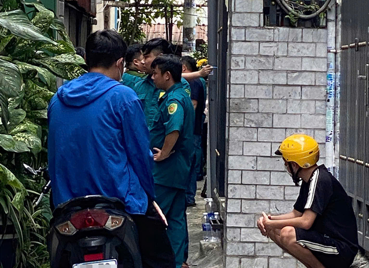 Cơ quan chức năng phong toả để điều tra hiện trường vụ vali chứa thi thể người phụ nữ. (Ảnh: B.T)