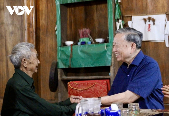 Tổng Bí thư tặng quà gia đình chính sách.