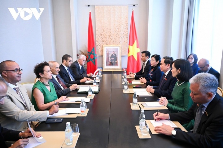 Chủ tịch Quốc hội Trần Thanh Mẫn trao đổi với Chủ tịch Hội Mustafa El Ktiri và các thành viên Hội Hữu nghị Marocco-Việt Nam, đại diện cho những người bạn Marocco thân thiết, yêu mến và gắn bó với Việt Nam.