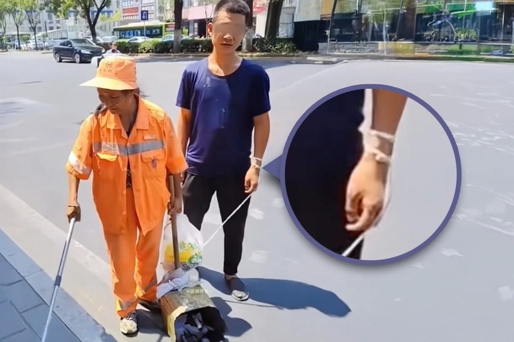 Người mẹ dẫn con trai thiểu năng trí tuệ đi nhặt rác giữa trời nắng nóng. (Ảnh: Baidu)