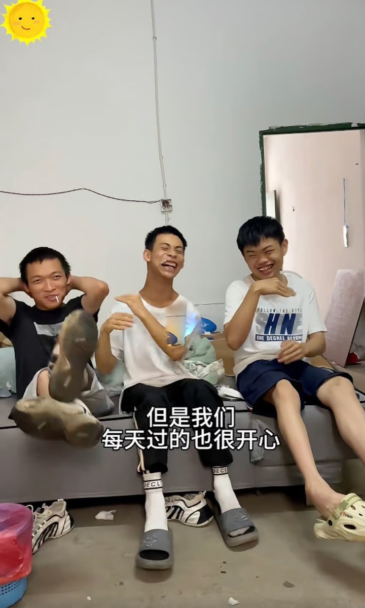 Họ sống chung trong một căn phòng nhỏ, giúp nhau mặc quần áo và chia sẻ trách nhiệm nấu nướng và các công việc khác. (Ảnh: RedNote)
