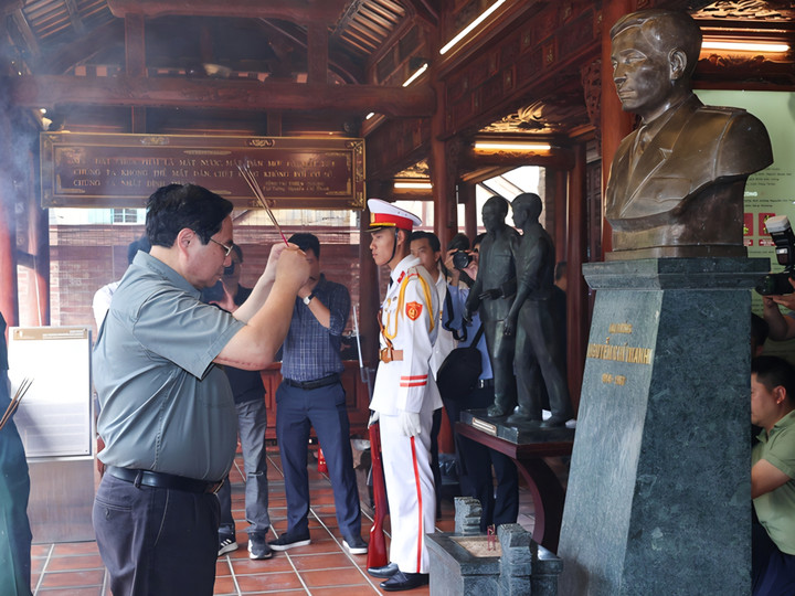 Thủ tướng dâng hương tại bảo tàng Đại tướng Nguyễn Chí Thanh tại thành phố Huế (Ảnh: VGP/Nhật Bắc)