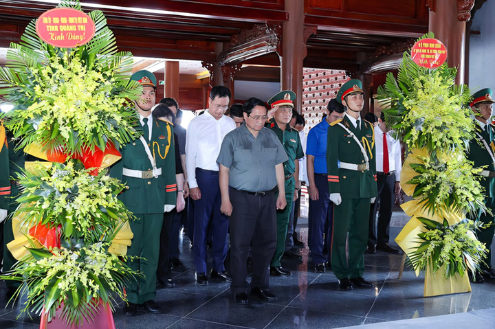 Thủ tướng dâng hương tại khu lưu niệm cố Tổng Bí thư Lê Duẩn (Ảnh: VGP/Nhật Bắc)