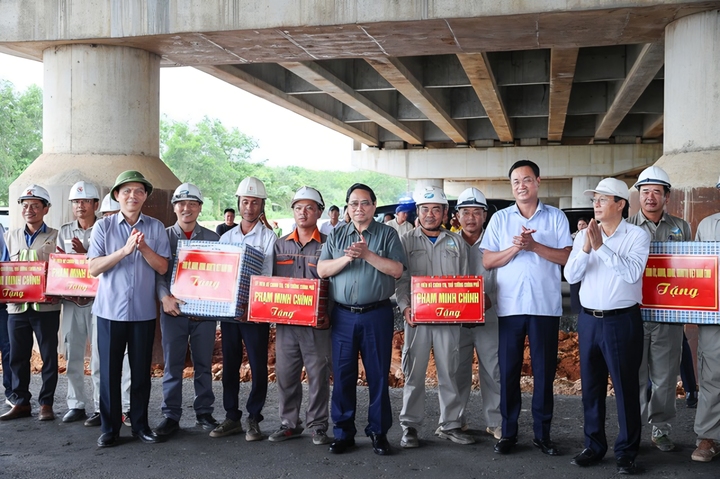 Thủ tướng tặng quà, động viên cán bộ, kỹ sư, công nhân, người lao động. ( Ảnh: VGP/Nhật Bắc)