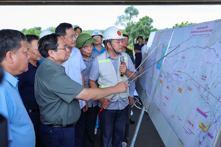 Thủ tướng yêu cầu tỉnh khẩn trương quy hoạch, phát triển các khu công nghiệp, đô thị, dịch vụ… khai thác quỹ đất dọc theo các tuyến đường, phát triển kinh tế - xã hội. (Ảnh: VGP/Nhật Bắc)