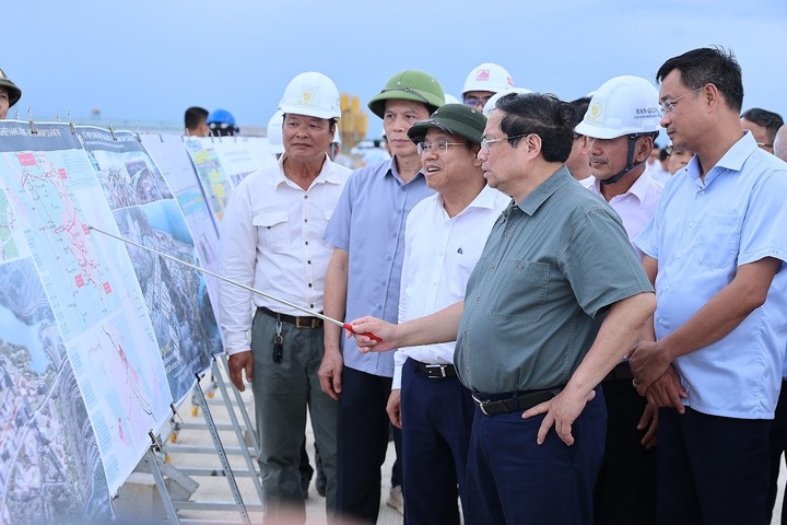 Thủ tướng Phạm Minh Chính kiểm tra tiến độ dự án cảng hàng không Quảng Trị. (Ảnh: VGP/Nhật Bắc)