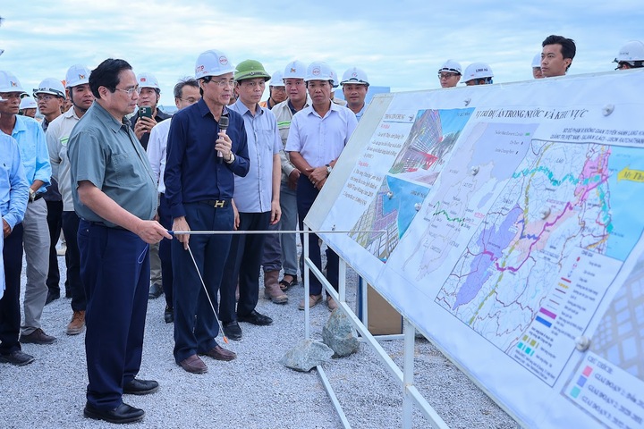 Thủ tướng kiểm tra 3 dự án cao tốc, sân bay, cảng biển trọng điểm tại Quảng Trị