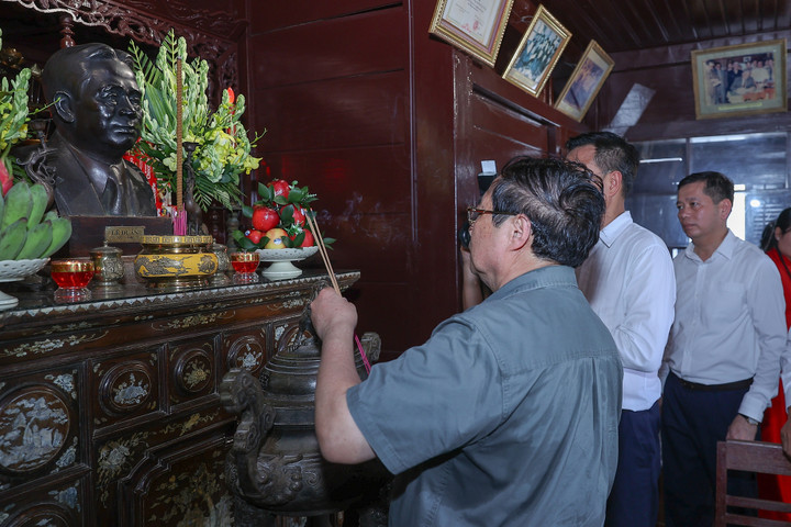 Thủ tướng dâng hương tưởng niệm cố Tổng Bí thư Lê Duẩn (Ảnh: VGP/Nhật Bắc)