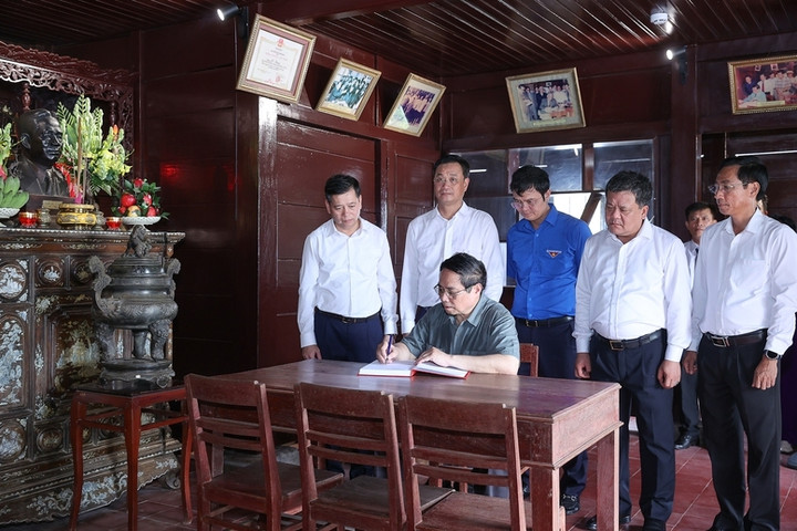 Thủ tướng viết cảm tưởng khi thăm khu lưu niệm cố Tổng Bí thư Lê Duẩn (Ảnh: VGP/Nhật Bắc)