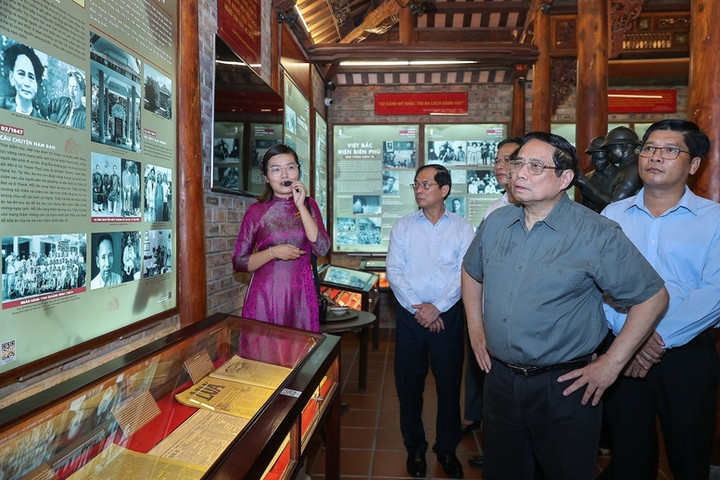 Thủ tướng và đoàn đại biểu tham quan các gian trưng bày hình ảnh, tư liệu, hiện vật về cuộc đời, sự nghiệp của Đại tướng (Ảnh: VGP/Nhật Bắc)