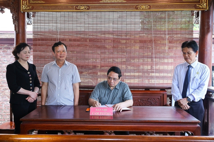 Thủ tướng viết cảm tưởng khi thăm Bảo tàng Đại tướng Nguyễn Chí Thanh (Ảnh: VGP/Nhật Bắc)